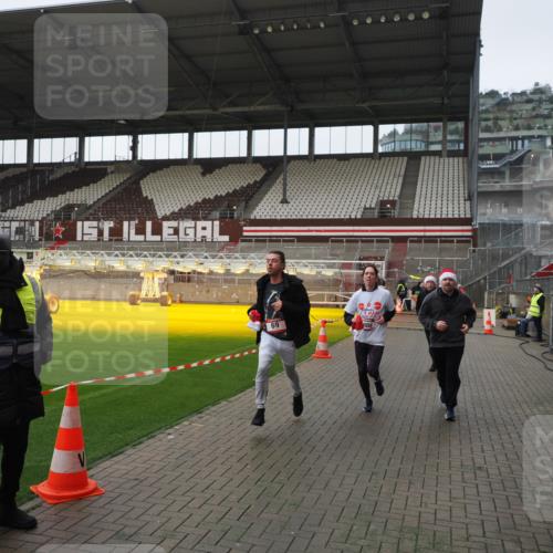 07.12.2025 - St. Pauli X-Mass-Run No. 15 Fabian Wolf http://msf.ph/oto/9414546 07.12.2025 11:23:07 Ziel 21, 69, 2023, 2373, 4249, 4824 meine-sportfotos.de