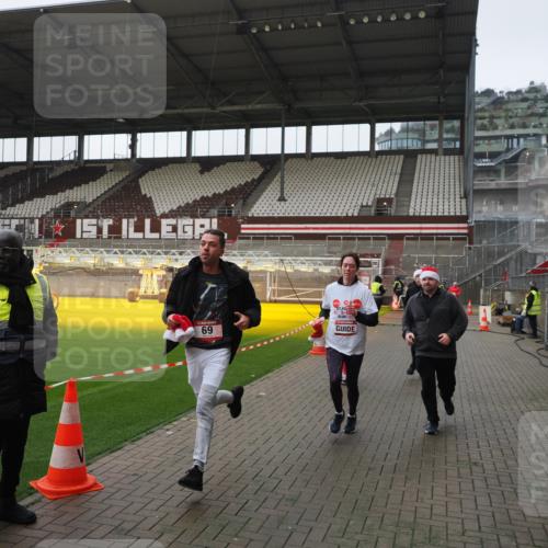 07.12.2025 - St. Pauli X-Mass-Run No. 15 Fabian Wolf http://msf.ph/oto/9414553 07.12.2025 11:23:08 Ziel 21, 69, 2023, 2373, 4249, 4824 meine-sportfotos.de