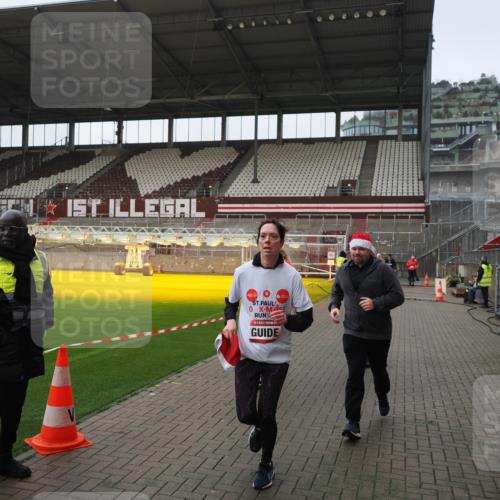 07.12.2025 - St. Pauli X-Mass-Run No. 15 Fabian Wolf http://msf.ph/oto/9414561 07.12.2025 11:23:08 Ziel 21, 69, 2023, 2373, 4249, 4824 meine-sportfotos.de