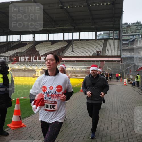 07.12.2025 - St. Pauli X-Mass-Run No. 15 Fabian Wolf http://msf.ph/oto/9414568 07.12.2025 11:23:09 Ziel 21, 69, 2023, 2373, 4249, 4824 meine-sportfotos.de
