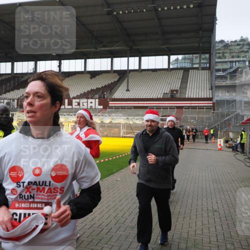 07.12.2025 - St. Pauli X-Mass-Run No. 15 Fabian Wolf http://msf.ph/oto/9414571 07.12.2025 11:23:09 Ziel 21, 69, 2023, 2373, 4249, 4824 meine-sportfotos.de