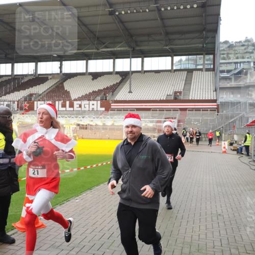 07.12.2025 - St. Pauli X-Mass-Run No. 15 Fabian Wolf http://msf.ph/oto/9414574 07.12.2025 11:23:09 Ziel 21, 69, 2023, 2373, 4249, 4824 meine-sportfotos.de