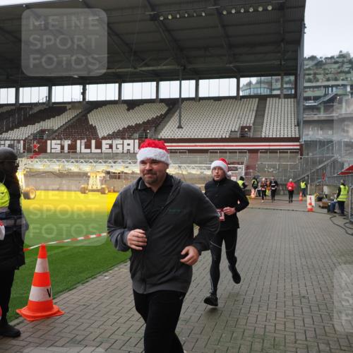 07.12.2025 - St. Pauli X-Mass-Run No. 15 Fabian Wolf http://msf.ph/oto/9414577 07.12.2025 11:23:09 Ziel 21, 69, 2023, 2373, 4249, 4824 meine-sportfotos.de