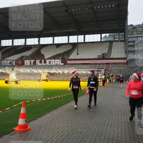 07.12.2025 - St. Pauli X-Mass-Run No. 15 Fabian Wolf http://msf.ph/oto/9414607 07.12.2025 11:23:23 Ziel 21, 69, 714, 1141, 2373, 2821, 2823, 3302 meine-sportfotos.de