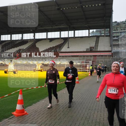 07.12.2025 - St. Pauli X-Mass-Run No. 15 Fabian Wolf http://msf.ph/oto/9414610 07.12.2025 11:23:25 Ziel 714, 1141, 2821, 2823, 3302, 4648 meine-sportfotos.de