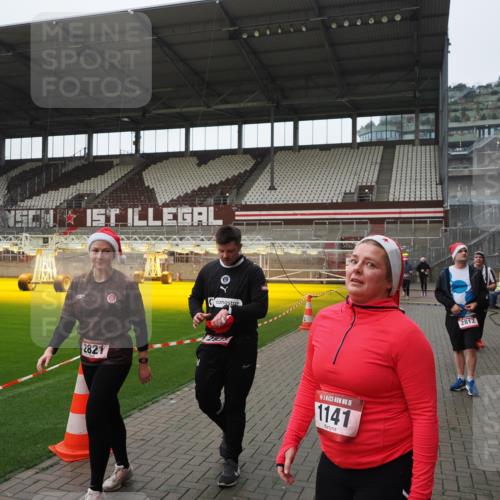 07.12.2025 - St. Pauli X-Mass-Run No. 15 Fabian Wolf http://msf.ph/oto/9414624 07.12.2025 11:23:26 Ziel 714, 1141, 2037, 2821, 2823, 3302, 4648 meine-sportfotos.de