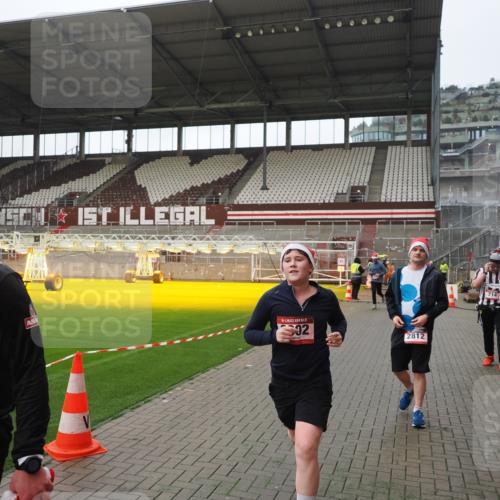 07.12.2025 - St. Pauli X-Mass-Run No. 15 Fabian Wolf http://msf.ph/oto/9414633 07.12.2025 11:23:28 Ziel 714, 1141, 2037, 2821, 2823, 3302, 4648 meine-sportfotos.de