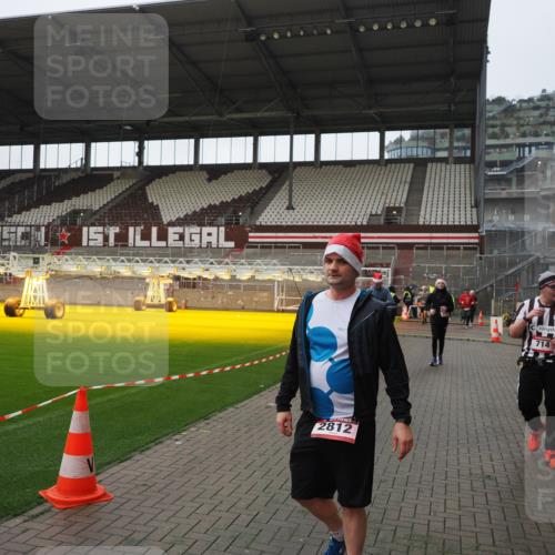 07.12.2025 - St. Pauli X-Mass-Run No. 15 Fabian Wolf http://msf.ph/oto/9414639 07.12.2025 11:23:30 Ziel 714, 1141, 2037, 2821, 2823, 3302, 4648 meine-sportfotos.de