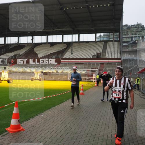 07.12.2025 - St. Pauli X-Mass-Run No. 15 Fabian Wolf http://msf.ph/oto/9414645 07.12.2025 11:23:32 Ziel 714, 2037, 2387, 2389, 2409, 3302, 4648 meine-sportfotos.de