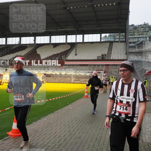 07.12.2025 - St. Pauli X-Mass-Run No. 15 Fabian Wolf http://msf.ph/oto/9414660 07.12.2025 11:23:34 Ziel 714, 2037, 2387, 2389, 2409, 3190, 3191, 3302, 4648 meine-sportfotos.de