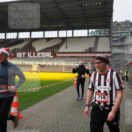 07.12.2025 - St. Pauli X-Mass-Run No. 15 Fabian Wolf http://msf.ph/oto/9414663 07.12.2025 11:23:34 Ziel 714, 2037, 2387, 2389, 2409, 3190, 3191, 3302, 4648 meine-sportfotos.de