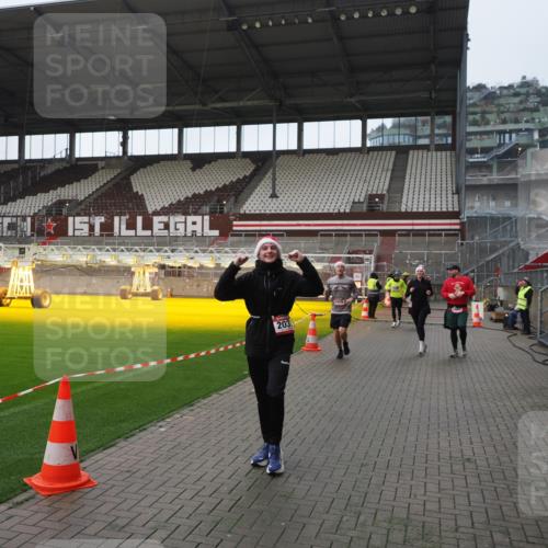 07.12.2025 - St. Pauli X-Mass-Run No. 15 Fabian Wolf http://msf.ph/oto/9414678 07.12.2025 11:23:36 Ziel 714, 2037, 2387, 2389, 2409, 3190, 3191, 3302, 4648 meine-sportfotos.de