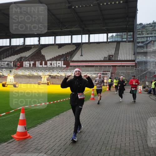 07.12.2025 - St. Pauli X-Mass-Run No. 15 Fabian Wolf http://msf.ph/oto/9414682 07.12.2025 11:23:36 Ziel 714, 2037, 2387, 2389, 2409, 3190, 3191, 3302, 4648 meine-sportfotos.de