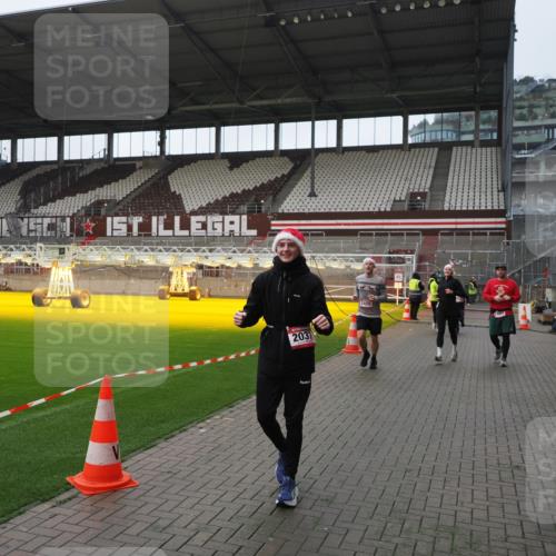 07.12.2025 - St. Pauli X-Mass-Run No. 15 Fabian Wolf http://msf.ph/oto/9414685 07.12.2025 11:23:36 Ziel 714, 2037, 2387, 2389, 2409, 3190, 3191, 3302, 4648 meine-sportfotos.de