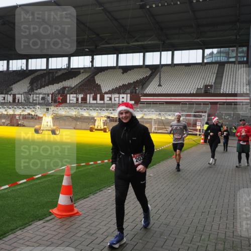 07.12.2025 - St. Pauli X-Mass-Run No. 15 Fabian Wolf http://msf.ph/oto/9414691 07.12.2025 11:23:36 Ziel 714, 2037, 2387, 2389, 2409, 3190, 3191, 3302, 4648 meine-sportfotos.de