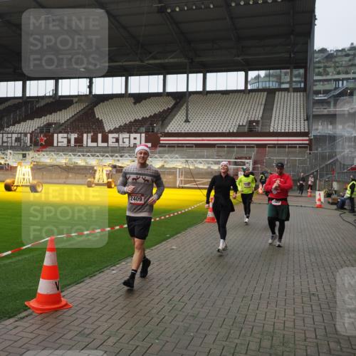 07.12.2025 - St. Pauli X-Mass-Run No. 15 Fabian Wolf http://msf.ph/oto/9414709 07.12.2025 11:23:38 Ziel 2037, 2387, 2389, 2409, 3190, 3191, 3302, 4648 meine-sportfotos.de