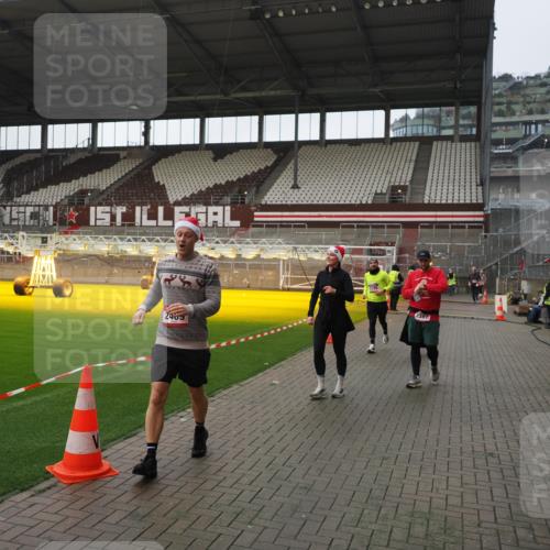 07.12.2025 - St. Pauli X-Mass-Run No. 15 Fabian Wolf http://msf.ph/oto/9414715 07.12.2025 11:23:38 Ziel 2037, 2387, 2389, 2409, 3190, 3191, 3302, 4648 meine-sportfotos.de
