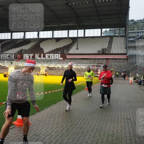 07.12.2025 - St. Pauli X-Mass-Run No. 15 Fabian Wolf http://msf.ph/oto/9414723 07.12.2025 11:23:39 Ziel 2037, 2387, 2389, 2409, 3190, 3191, 3302, 4648 meine-sportfotos.de