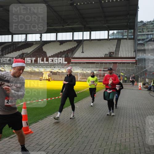07.12.2025 - St. Pauli X-Mass-Run No. 15 Fabian Wolf http://msf.ph/oto/9414726 07.12.2025 11:23:40 Ziel 2037, 2387, 2389, 2409, 3071, 3190, 3191, 3302, 4648 meine-sportfotos.de