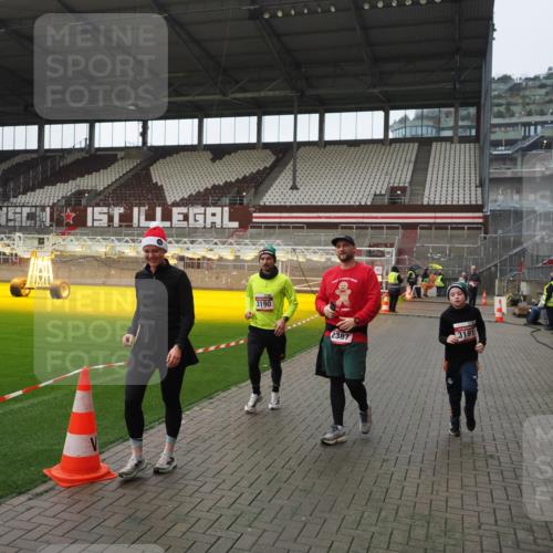 07.12.2025 - St. Pauli X-Mass-Run No. 15 Fabian Wolf http://msf.ph/oto/9414733 07.12.2025 11:23:40 Ziel 2037, 2387, 2389, 2409, 3071, 3190, 3191, 3302, 4648 meine-sportfotos.de