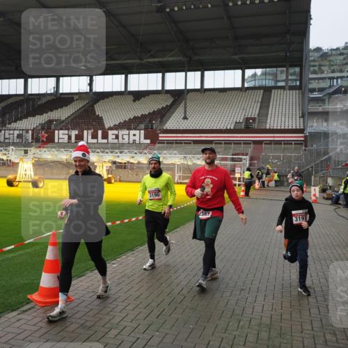 07.12.2025 - St. Pauli X-Mass-Run No. 15 Fabian Wolf http://msf.ph/oto/9414736 07.12.2025 11:23:41 Ziel 2037, 2387, 2389, 2409, 3071, 3190, 3191, 3302, 4648 meine-sportfotos.de