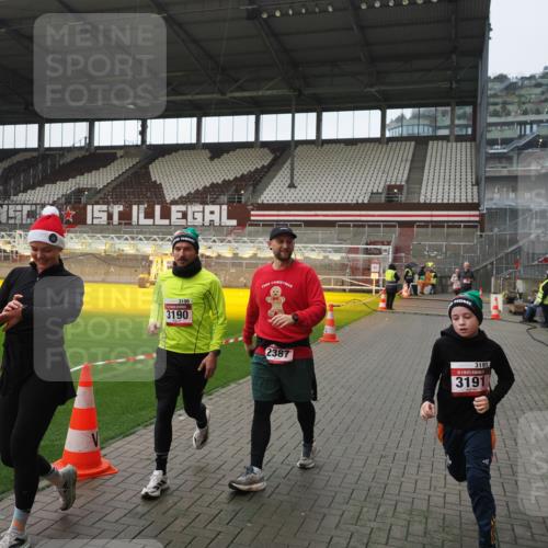 07.12.2025 - St. Pauli X-Mass-Run No. 15 Fabian Wolf http://msf.ph/oto/9414745 07.12.2025 11:23:41 Ziel 2037, 2387, 2389, 2409, 3071, 3190, 3191, 3302, 4648 meine-sportfotos.de