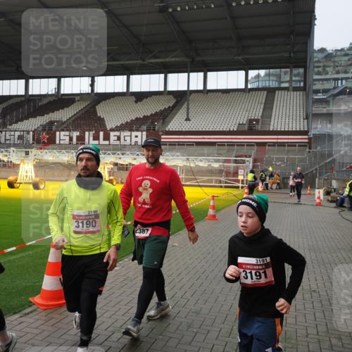 07.12.2025 - St. Pauli X-Mass-Run No. 15 Fabian Wolf http://msf.ph/oto/9414751 07.12.2025 11:23:42 Ziel 593, 2037, 2387, 2389, 2409, 3071, 3190, 3191, 3302, 4648 meine-sportfotos.de