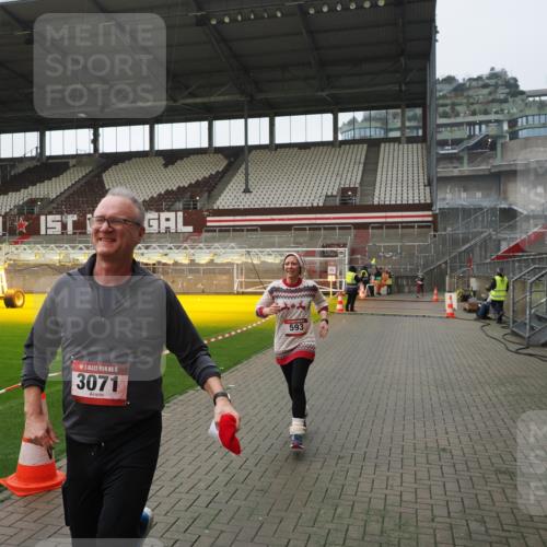 07.12.2025 - St. Pauli X-Mass-Run No. 15 Fabian Wolf http://msf.ph/oto/9414790 07.12.2025 11:23:49 Ziel 593, 2387, 2389, 2409, 3071, 3190, 3191 meine-sportfotos.de