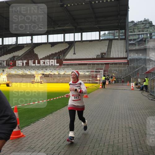 07.12.2025 - St. Pauli X-Mass-Run No. 15 Fabian Wolf http://msf.ph/oto/9414796 07.12.2025 11:23:49 Ziel 593, 2387, 2389, 2409, 3071, 3190, 3191 meine-sportfotos.de