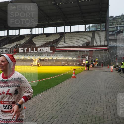 07.12.2025 - St. Pauli X-Mass-Run No. 15 Fabian Wolf http://msf.ph/oto/9414810 07.12.2025 11:23:50 Ziel 593, 2387, 2389, 2409, 3071, 3190, 3191 meine-sportfotos.de