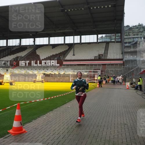 07.12.2025 - St. Pauli X-Mass-Run No. 15 Fabian Wolf http://msf.ph/oto/9414837 07.12.2025 11:23:59 Ziel 593, 2814, 3071 meine-sportfotos.de
