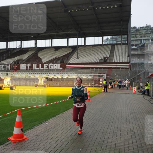 07.12.2025 - St. Pauli X-Mass-Run No. 15 Fabian Wolf http://msf.ph/oto/9414840 07.12.2025 11:23:59 Ziel 593, 2814, 3071 meine-sportfotos.de