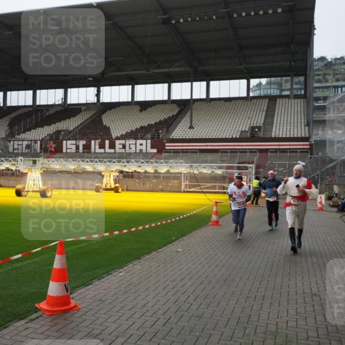 07.12.2025 - St. Pauli X-Mass-Run No. 15 Fabian Wolf http://msf.ph/oto/9414850 07.12.2025 11:24:06 Ziel 813, 2814, 3361, 4840, 4841 meine-sportfotos.de