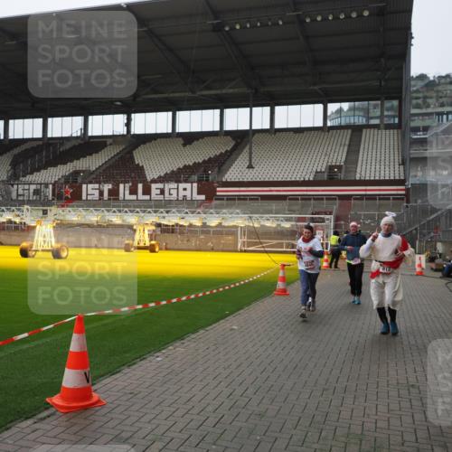 07.12.2025 - St. Pauli X-Mass-Run No. 15 Fabian Wolf http://msf.ph/oto/9414854 07.12.2025 11:24:07 Ziel 813, 2814, 3361, 4840, 4841 meine-sportfotos.de