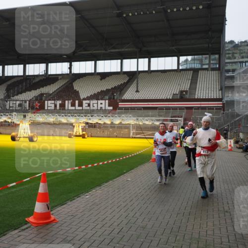 07.12.2025 - St. Pauli X-Mass-Run No. 15 Fabian Wolf http://msf.ph/oto/9414864 07.12.2025 11:24:07 Ziel 813, 2814, 3361, 4840, 4841 meine-sportfotos.de