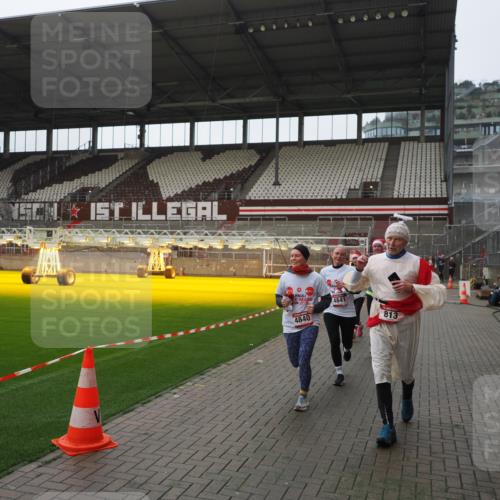 07.12.2025 - St. Pauli X-Mass-Run No. 15 Fabian Wolf http://msf.ph/oto/9414874 07.12.2025 11:24:08 Ziel 813, 2814, 3361, 4840, 4841 meine-sportfotos.de