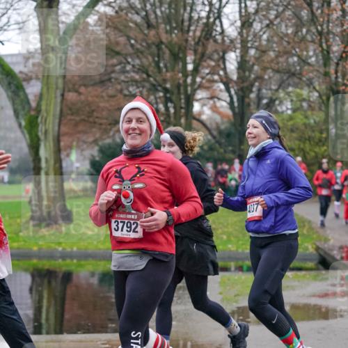 07.12.2025 - St. Pauli X-Mass-Run No. 15 Michael Burmester http://msf.ph/oto/9414894 07.12.2025 10:05:53 Laufen 15, 3792, 4037 meine-sportfotos.de