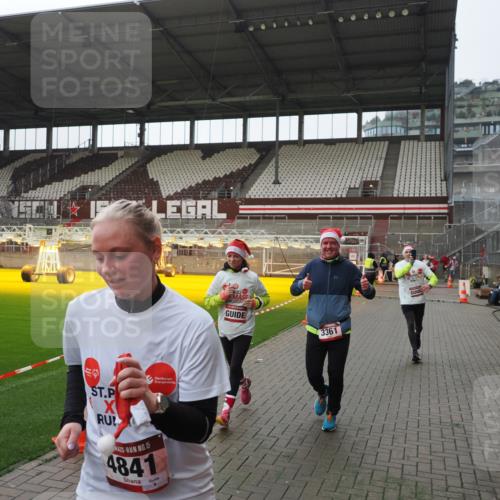 07.12.2025 - St. Pauli X-Mass-Run No. 15 Fabian Wolf http://msf.ph/oto/9414909 07.12.2025 11:24:10 Ziel 813, 2386, 2388, 2814, 3361, 4840, 4841 meine-sportfotos.de