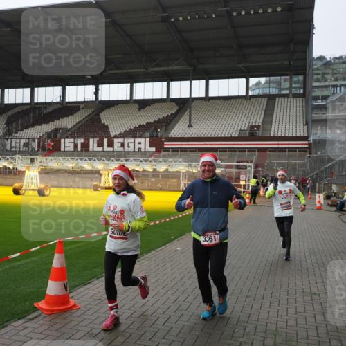 07.12.2025 - St. Pauli X-Mass-Run No. 15 Fabian Wolf http://msf.ph/oto/9414915 07.12.2025 11:24:10 Ziel 813, 2386, 2388, 2814, 3361, 4840, 4841 meine-sportfotos.de