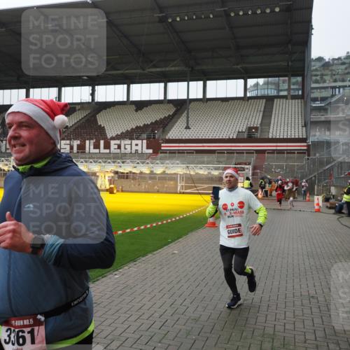 07.12.2025 - St. Pauli X-Mass-Run No. 15 Fabian Wolf http://msf.ph/oto/9414936 07.12.2025 11:24:11 Ziel 813, 2386, 2388, 2814, 3361, 4840, 4841 meine-sportfotos.de