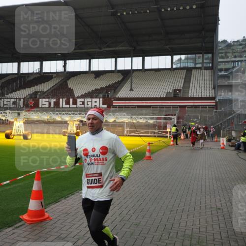 07.12.2025 - St. Pauli X-Mass-Run No. 15 Fabian Wolf http://msf.ph/oto/9414949 07.12.2025 11:24:12 Ziel 813, 2386, 2388, 2814, 3361, 4840, 4841 meine-sportfotos.de