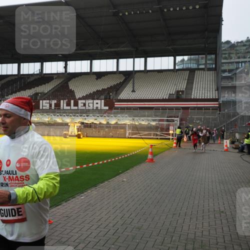 07.12.2025 - St. Pauli X-Mass-Run No. 15 Fabian Wolf http://msf.ph/oto/9414956 07.12.2025 11:24:13 Ziel 813, 2386, 2388, 2875, 2881, 3361, 4840, 4841 meine-sportfotos.de