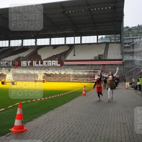 07.12.2025 - St. Pauli X-Mass-Run No. 15 Fabian Wolf http://msf.ph/oto/9414959 07.12.2025 11:24:16 Ziel 672, 813, 2386, 2388, 2605, 2606, 2875, 2881, 3361, 4840, 4841 meine-sportfotos.de