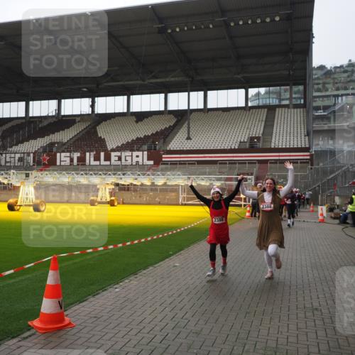 07.12.2025 - St. Pauli X-Mass-Run No. 15 Fabian Wolf http://msf.ph/oto/9414977 07.12.2025 11:24:17 Ziel 672, 813, 2386, 2388, 2605, 2606, 2875, 2881, 3361, 4840, 4841 meine-sportfotos.de