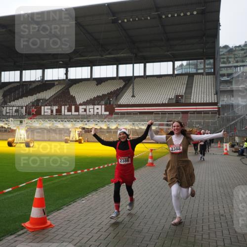07.12.2025 - St. Pauli X-Mass-Run No. 15 Fabian Wolf http://msf.ph/oto/9414987 07.12.2025 11:24:17 Ziel 672, 813, 2386, 2388, 2605, 2606, 2875, 2881, 3361, 4840, 4841 meine-sportfotos.de