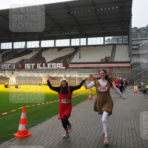 07.12.2025 - St. Pauli X-Mass-Run No. 15 Fabian Wolf http://msf.ph/oto/9414990 07.12.2025 11:24:17 Ziel 672, 813, 2386, 2388, 2605, 2606, 2875, 2881, 3361, 4840, 4841 meine-sportfotos.de