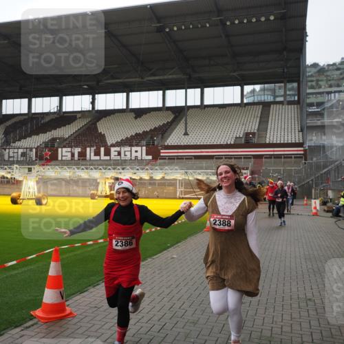 07.12.2025 - St. Pauli X-Mass-Run No. 15 Fabian Wolf http://msf.ph/oto/9414993 07.12.2025 11:24:18 Ziel 672, 813, 1773, 2386, 2388, 2605, 2606, 2875, 2881, 3361, 4840, 4841 meine-sportfotos.de