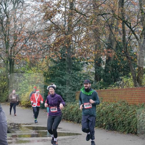 07.12.2025 - St. Pauli X-Mass-Run No. 15 Michael Burmester http://msf.ph/oto/9415195 07.12.2025 10:07:13 Laufen 4698, 4695 meine-sportfotos.de