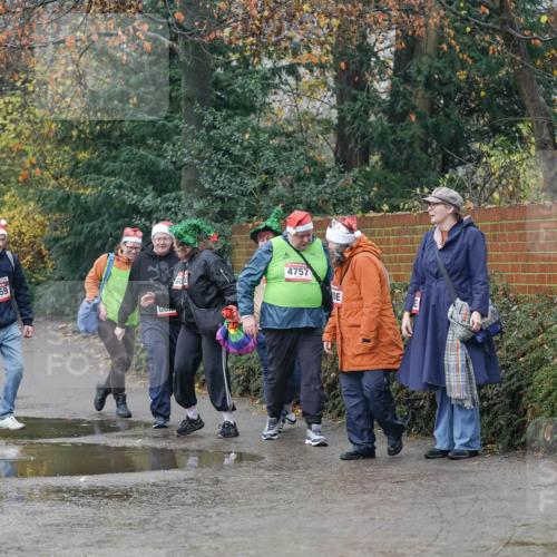 07.12.2025 - St. Pauli X-Mass-Run No. 15 Michael Burmester http://msf.ph/oto/9415406 07.12.2025 10:12:29 Laufen 4759, 4757 meine-sportfotos.de