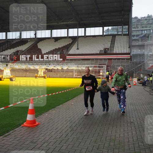 07.12.2025 - St. Pauli X-Mass-Run No. 15 Fabian Wolf http://msf.ph/oto/9415654 07.12.2025 11:05:08 Ziel 117, 128, 200, 201, 889, 1152, 1212, 1411, 1630 meine-sportfotos.de